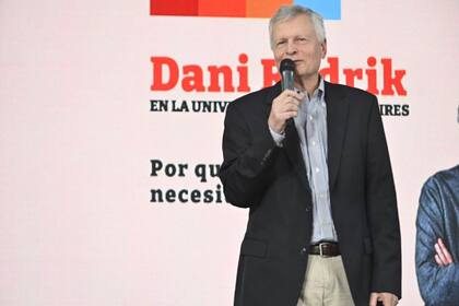 El economista Dani Rodrik dio una conferencia en la Facultad de Ciencias Económicas de la Universidad de Buenos Aires (UBA)