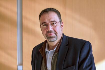 El economista Daron Acemoglu recibió el premio Nobel de Economía 2024 junto con Simon Johnson y James Robinson