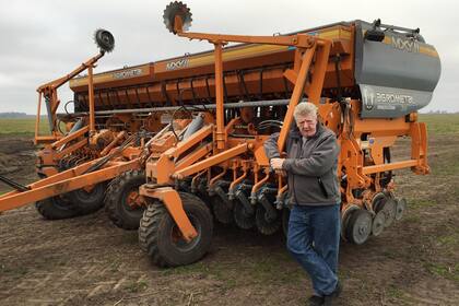 El economista destaca la importancia de evitar una disparada del tipo de cambio y pronostica una mejora en los salarios para este año