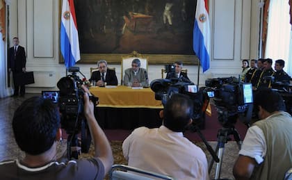 El economista Dionisio Borda (izquierda) fue ministro de Hacienda durante el gobierno de Fernando Lugo (centro) entre 2008 y 2012. Antes había ocupado el mismo cargo en el gobierno de Nicanor Duarte.