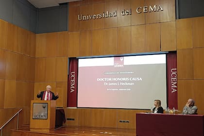 El economista James J. Heckman recibió su doctorado Honoris Causa en Ucema.
