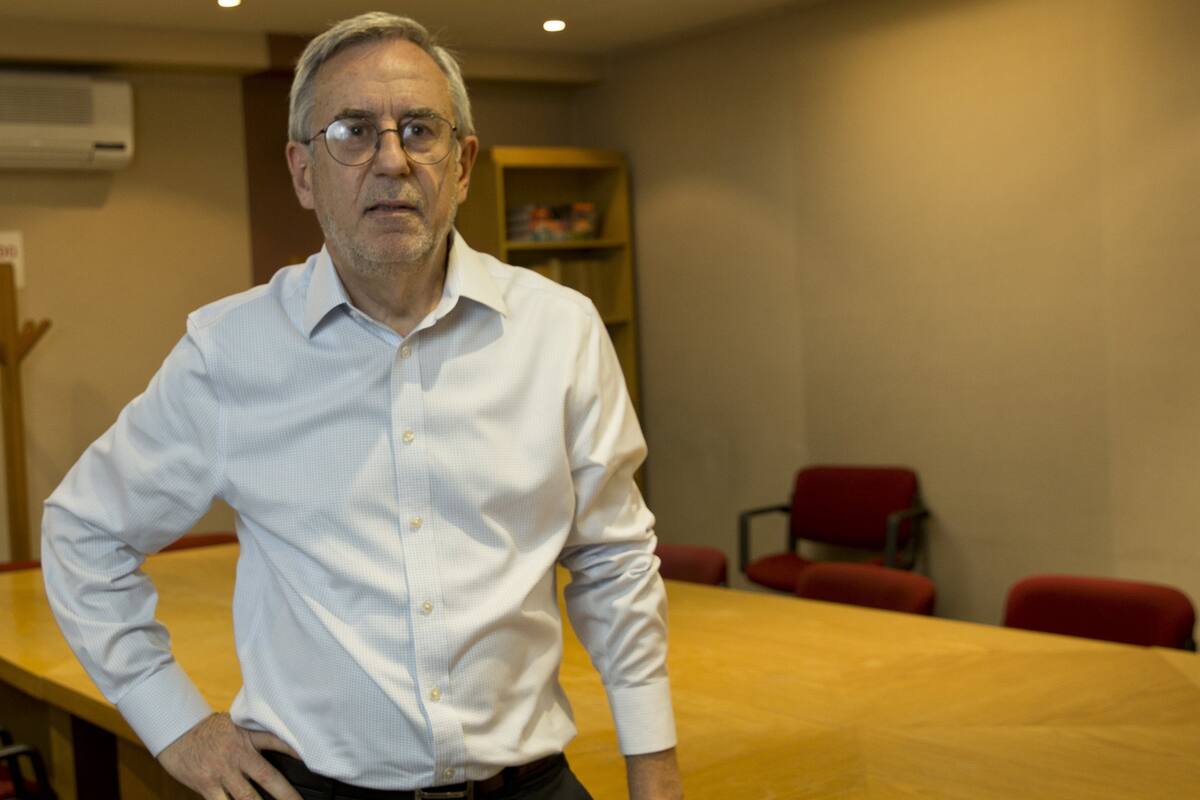 El economista jefe de FIEL propone reducir las cargas para el empleador y acordar políticas para el largo plazo