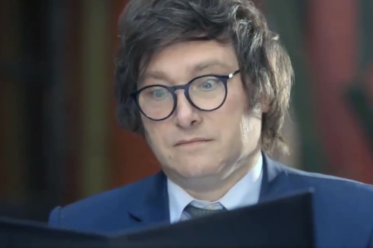 El economista levanta el ceño en una escena del spot difundido por redes sociales