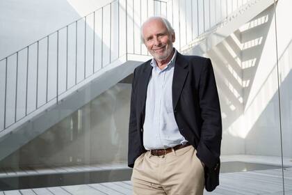 El economista, que adhiere críticamente al proyecto de Cambiemos, asegura que la clave para salir del eterno ciclo de las crisis es apostar al crecimiento, las exportaciones y la inclusión