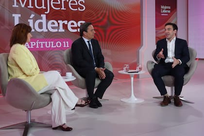 El economista Santiago Bulat (Invecq) y la politóloga Ana Iparraguirre (GBAO) dialogaron con José Del Rio (LA NACION)