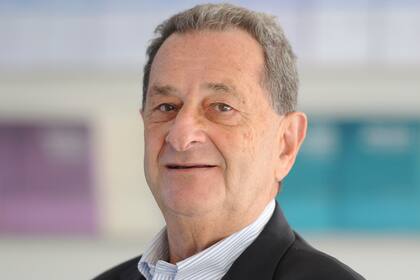 El economista y académico sostiene que la Argentina atraviesa una situación muy particular, en la que convive el avance en ciertas variables macroeconómicas con una notable caída en el bienestar de la población