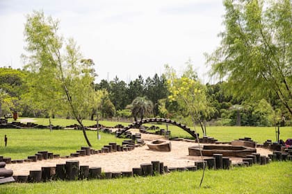 El Ecoparque cuenta con un área recreativa propiamente dicha, donde hay juegos para niños, hamacas, un río de arena que reproduce la riqueza del río Uruguay aledaño al predio.