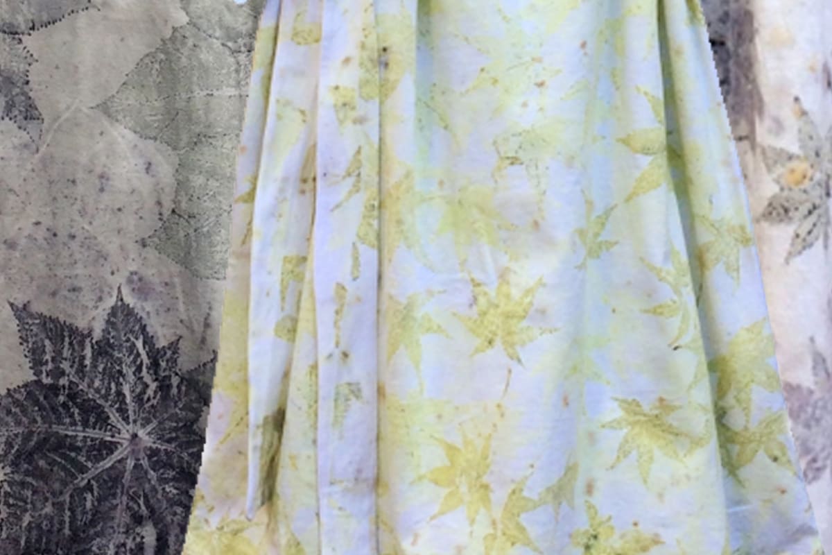 El ecoprint es un proceso artesanal de estampación con tintes naturales. Jardín estampas lo aplica y crea piezas únicas