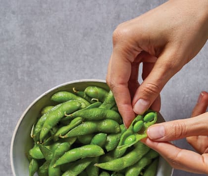 El edamame se trata de una variedad distinta a la soja convencional, no GMO (sin modificación genética)