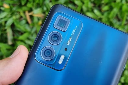El Edge 20 Pro tiene una cámara tipo periscopio de 5 aumentos, una lente normal con sensor de 108 megapixeles y un gran angular que también sirve como macro