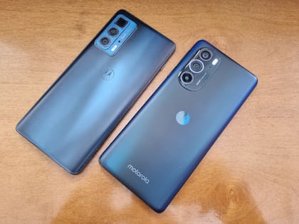 El Edge 30 Pro junto a su antecesor, el Edge 20 Pro (que tenía una cámara con zoom tipo periscopio, a diferencia del modelo más moderno)