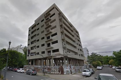El edificio abandonado de La Plata donde sucedió el femicidio
