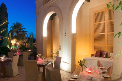El edificio alberga un hotel pequeño que incluye un restaurante.