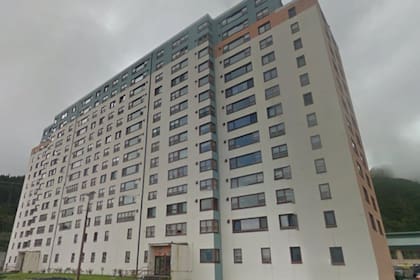 El edificio Begich Towers alberga a la mayoría de la población de Whittier