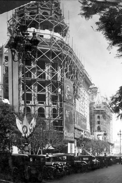 El edificio Bencich en construcción