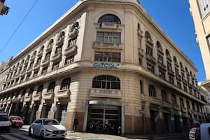 Se derrumbó parte del edificio central de Edesur y debieron evacuar a 50 personas