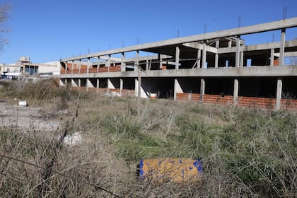 El edificio comenzó a construirse en 2022 en Virrey del Pino y alcanzó un avance del 32,6%; está paralizado desde febrero de 2024