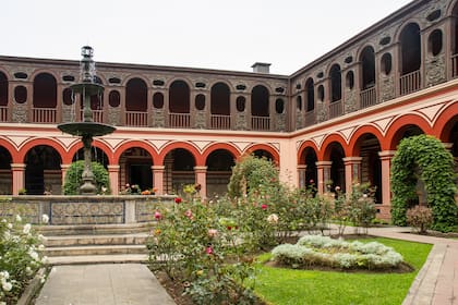 El edificio conserva el claustro cuadrado, con altares en las esquinas y azulejos de 1606 en las paredes, de motivos botánicos. Además, se distingue por sus fuentes y su colorido jardín.
