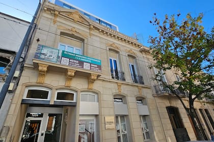 El edificio conserva la fachada antigua de una casa y se complementa con la construcción moderna de cinco pisos de altura