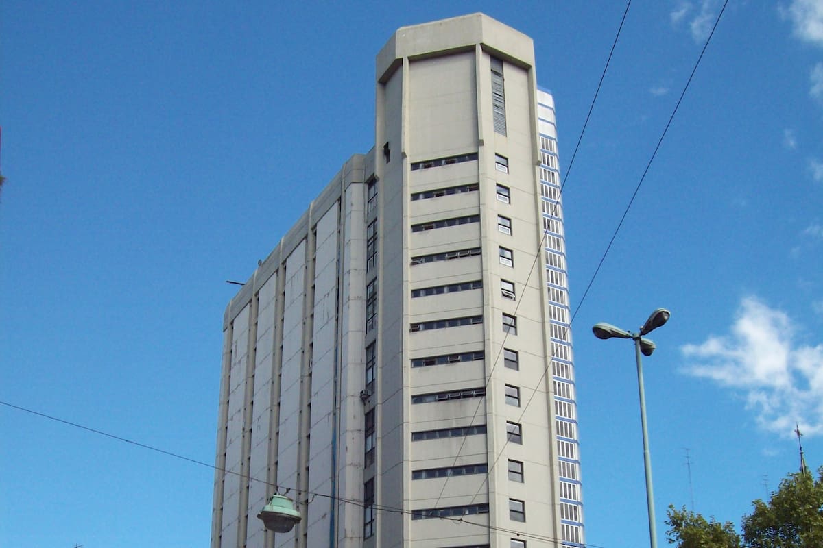 El Edificio Costanera, en la esquina de avenida Las Heras y Agüero, se está reconvirtiendo en un proyecto residencial que se suma a la zona de La Isla en Recoleta