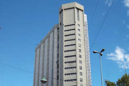 El Edificio Costanera, en la esquina de avenida Las Heras y Agüero, se está reconvirtiendo en un proyecto residencial que se suma a la zona de La Isla en Recoleta