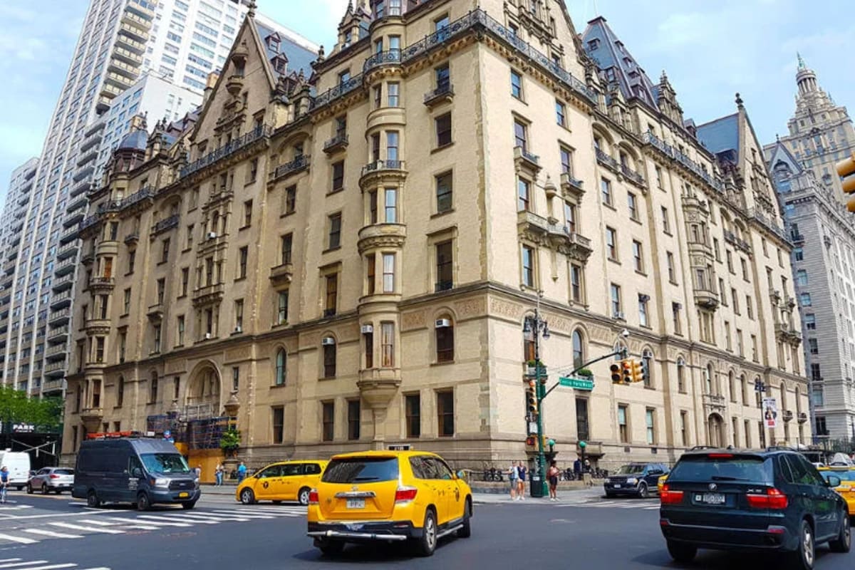 El edificio Dakota en Nueva York donde Yoko Ono vivió por 50 años hasta dejar su departamento a principio de 2023 cuando cumplió 90 años
