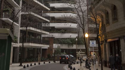 El edificio de Arroyo 863 (centro), con sus balcones salientes