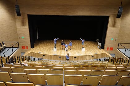 El edificio de artes es el más nuevo. Allí hay un enorme teatro que todos los años estrena una obra. Esta vez será West side story.