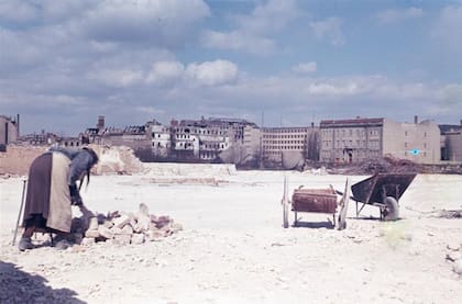 El edificio de la Cancillería fue destruido por los soviéticos, y solo quedó el bunker (Foto de archivo, 1952)
