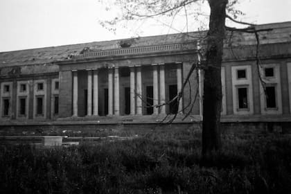 El edificio de la Nueva Cancillería del Reich quedó dañado después de la Guerra