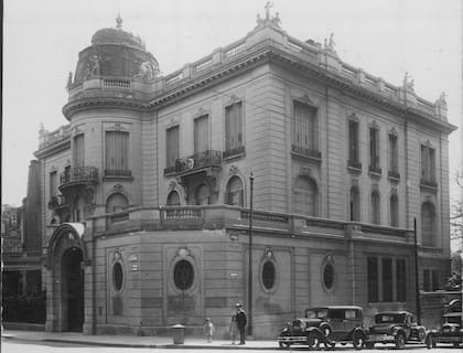 El edificio de la Nunciatura sobre Av. Alvear. Fue construido por Le Monnier para Juan A. Fernández Anchorena y legada al clero por Adelia Harilaos de Olmos.