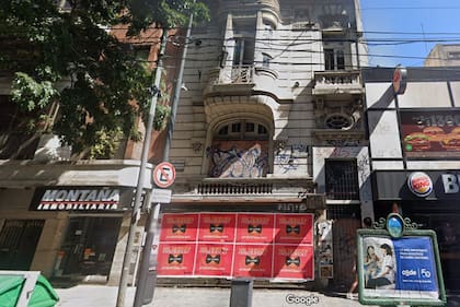 Uno de los edificios que pertenecía a la Armada y fue entregado a la Universidad de las Madres de Plaza de Mayo, ubicado en Rivadavia 4615.