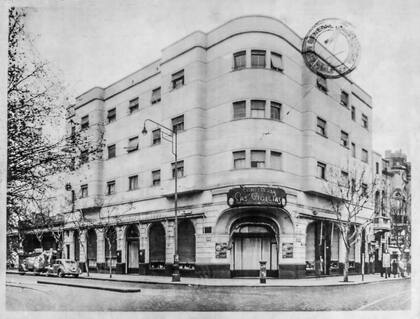 El edificio de tres pisos de Av. Rivadavia y Medrano fue construido entre 1945 y 1947.