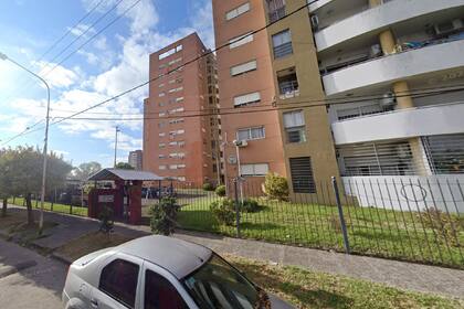 El edificio de Villa Madero donde encontraron muertos a Soledad Noemí Holzmann y a su hijo, Theo Benjamín