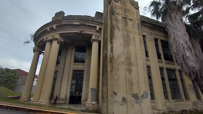El edificio, declarado Monumento Histórico, presenta un avanzando grado de deterioro en la fachada y en su interior