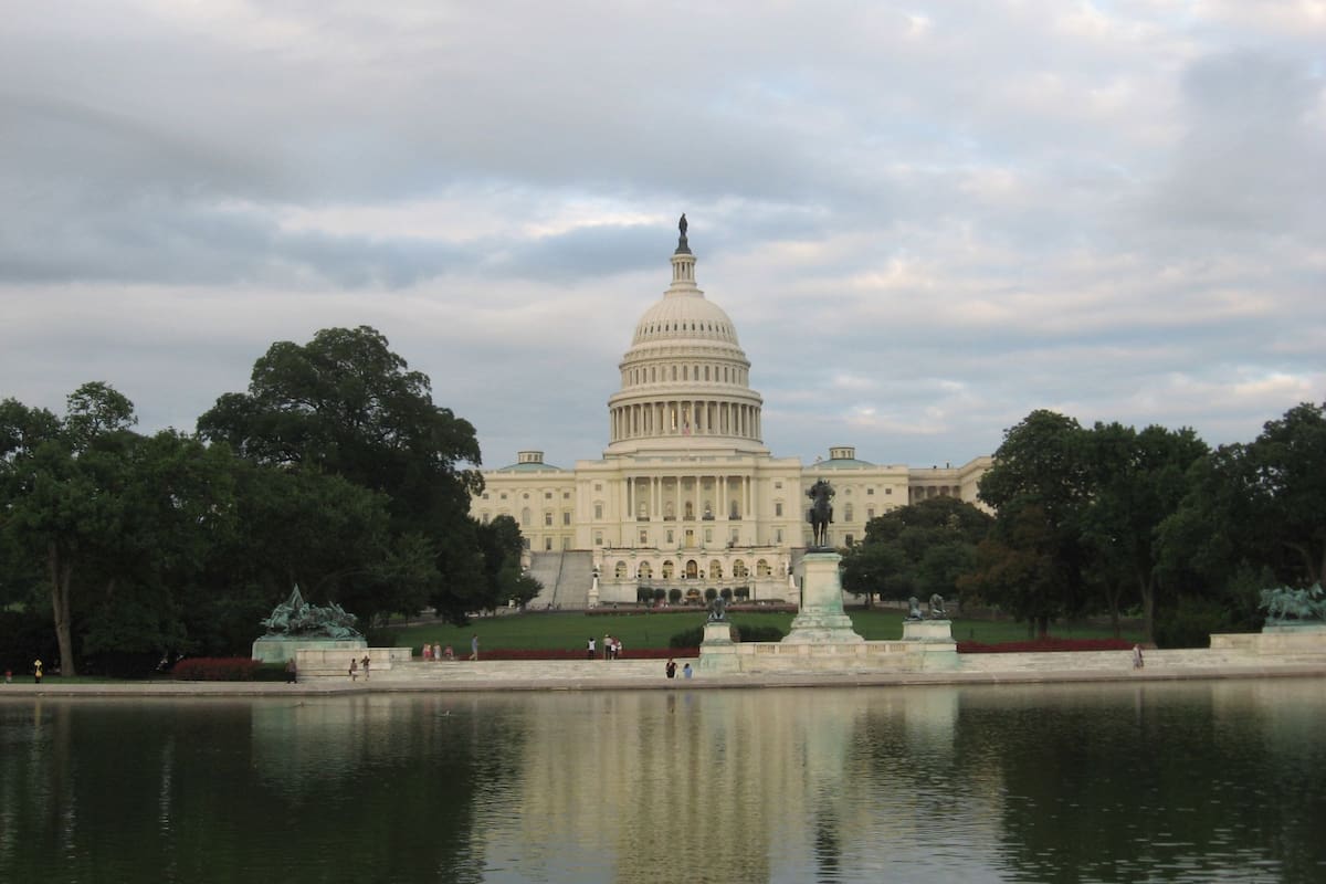 El Edificio del Capitolio en Washington, instalación que las fuerzas de seguridad investigan tras recibir un llamado de alerta por un posible tirador activo