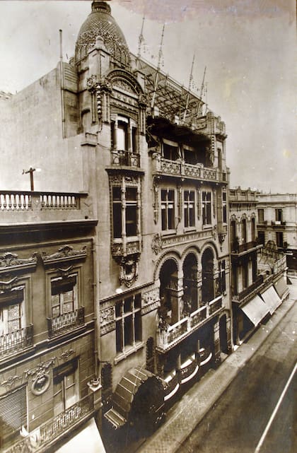 El edificio del Club Español se inauguró en 1912, cuando aún no existía la Av. 9 de Julio.