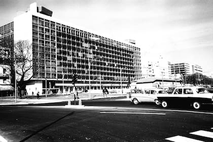 El Edificio del Plata se inauguró en 1962. Antes fue Mercado del Plata y, más lejos en el tiempo, Plaza Amarita y Hueco del Curro Moreno.