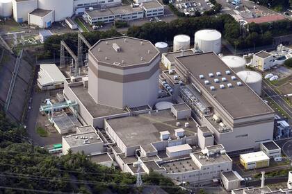 El edificio del segundo reactor de la central nuclear de Tsuruga en Tsuruga, en la prefectura de Fukui, en la costa del mar de Japón, en julio de 2024. (Kyodo News via AP)