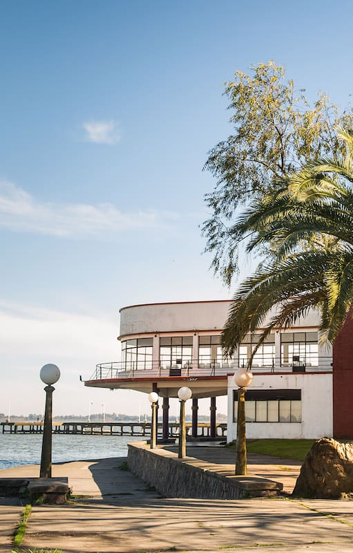 El Edificio del Turista, todo un símbolo de Chascomús. Hoy está abandonado, pero hay planes de licitarlo, y se habla de hacer allí el Museo de Alfonsín.