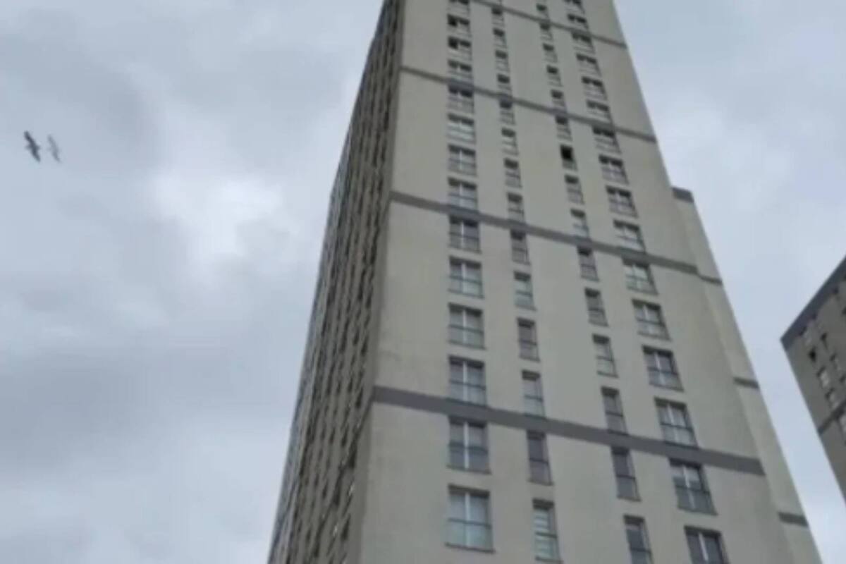 El edificio desde donde cayó