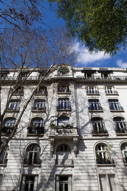 El edificio diseñado a distancia por el arquitecto Henri Azière, también autor de Palacio de los Patos, a pocas cuadras