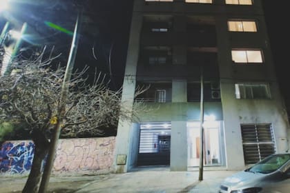 El edificio donde encontraron muerta a la joven de 22 años, en La Plata