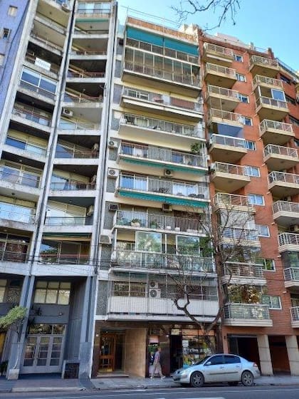 El edificio donde está el tres ambientes ubicado en Luis M. Campos al 100