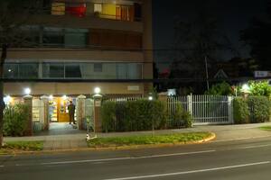 El edificio donde se produjo el triple parricidio, en Las Condes, Chile