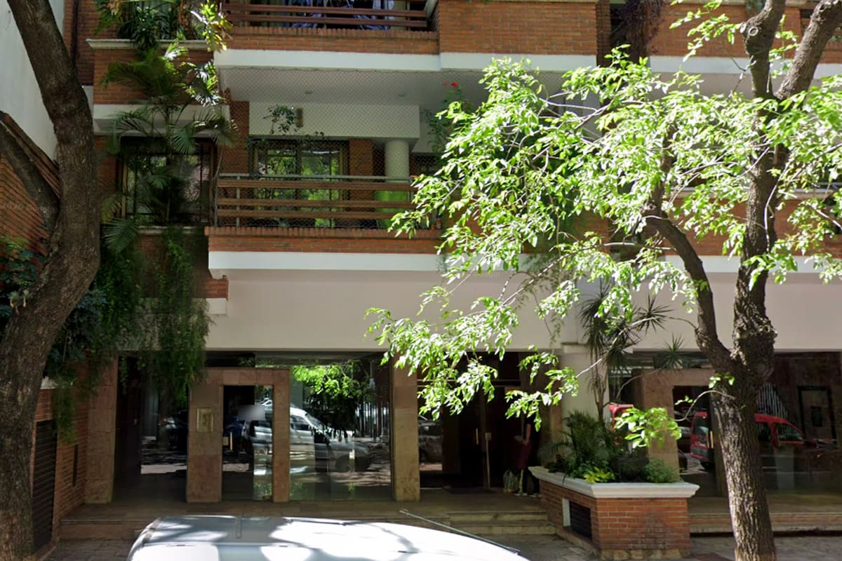 El edificio donde vive Adorni, en Caballito