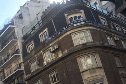 El edificio donde vive Cristina Kirchner, en Recoleta, con una bandera el día de la protesta