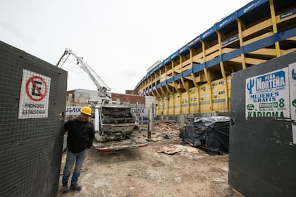 El edificio en construcción está pegado a La Bombonera