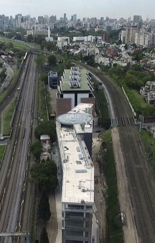 El edificio entre las vías