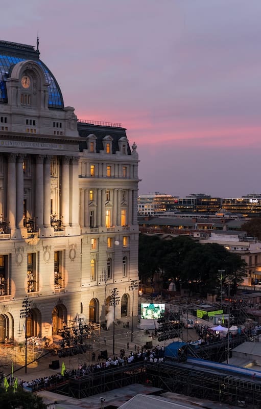 El edificio es de influencia francesa, con techo a mansarda y una cúpula truncada. La fachada tiene cuatro columnas, muchas molduras ornamentales, y copones sobre la cornisa.